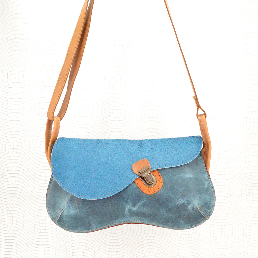 mirza_bleu_poils_turquoise_sac_selle_cuir_mai_baeg