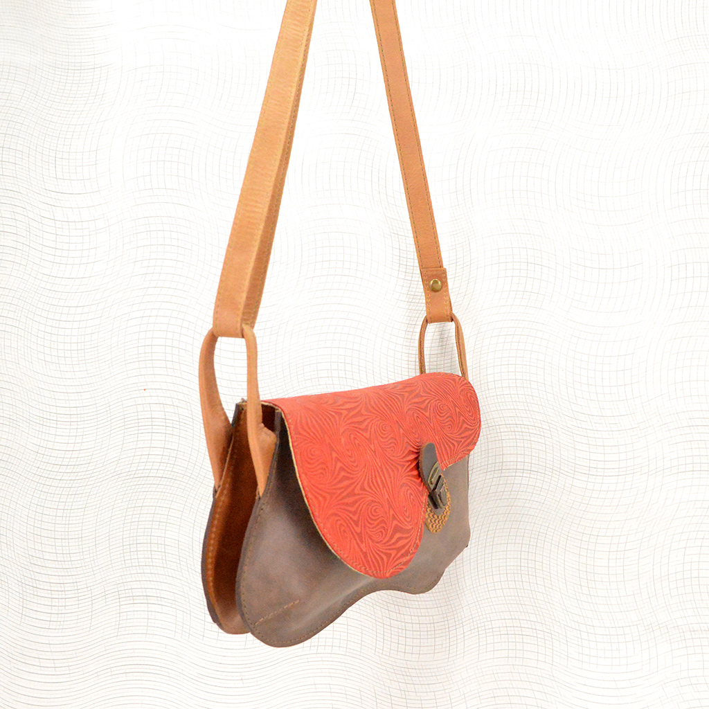 mirza_taupe_rouge_embosse_mai_baeg_cote