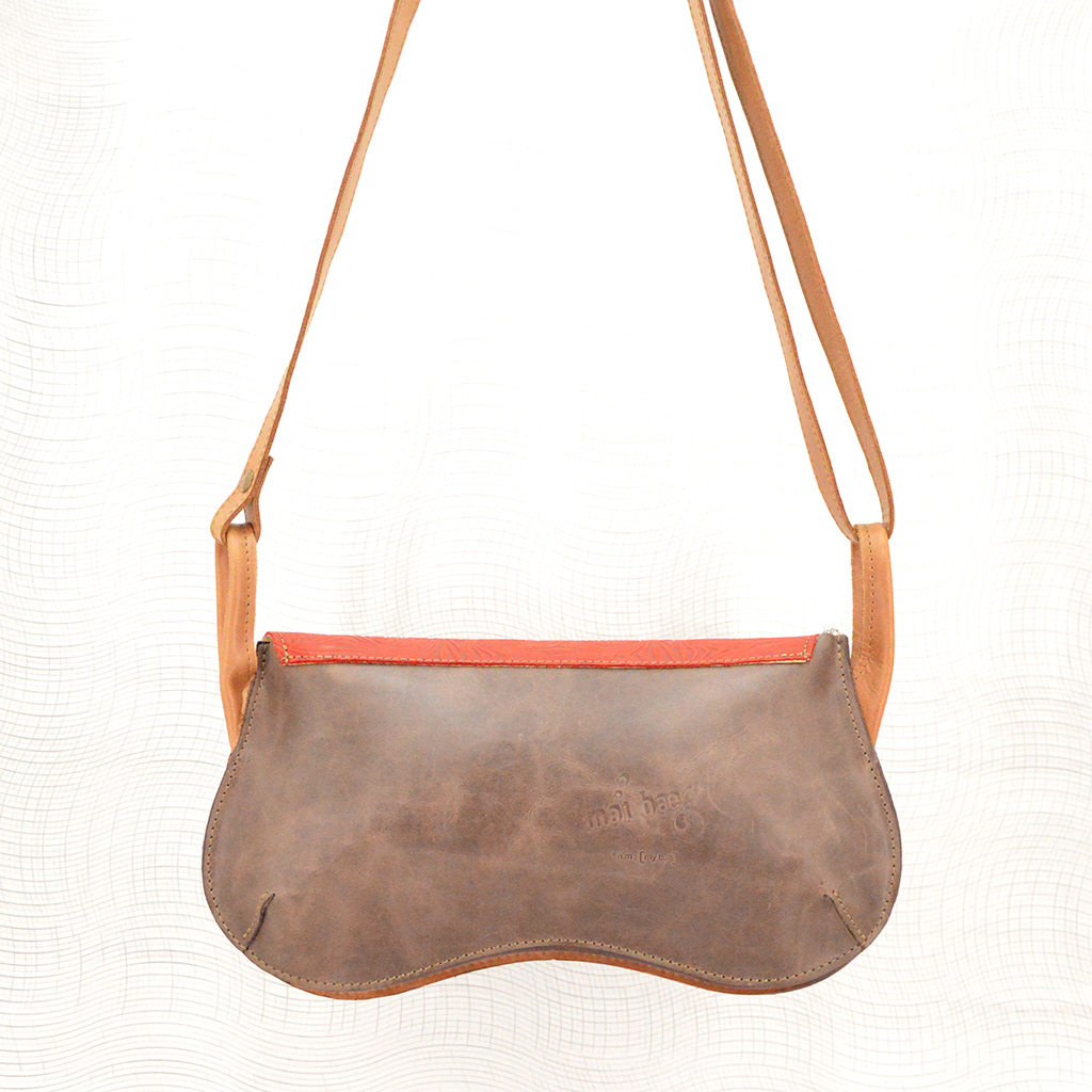 mirza_taupe_rouge_embosse_mai_baeg_dos