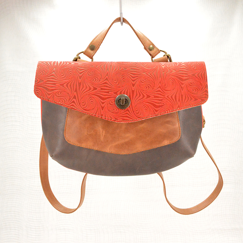 marie_chantal_taupe_rouge_embosse_sac_a_dos_mai_baeg